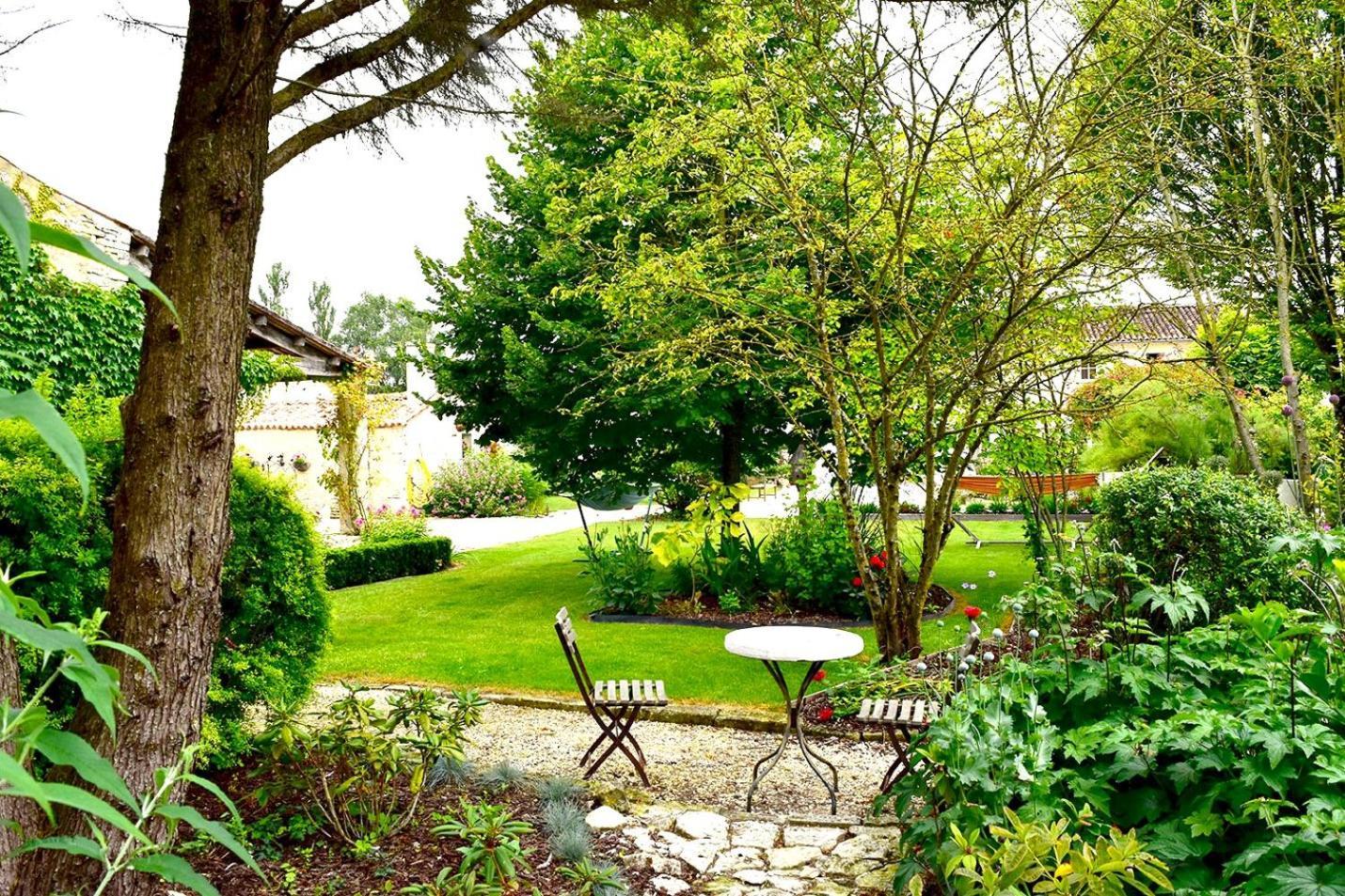 Aux Agapanthes, Chambres D'Hotes Charentaises De Charme Avec Piscine Aumagne Exterior foto