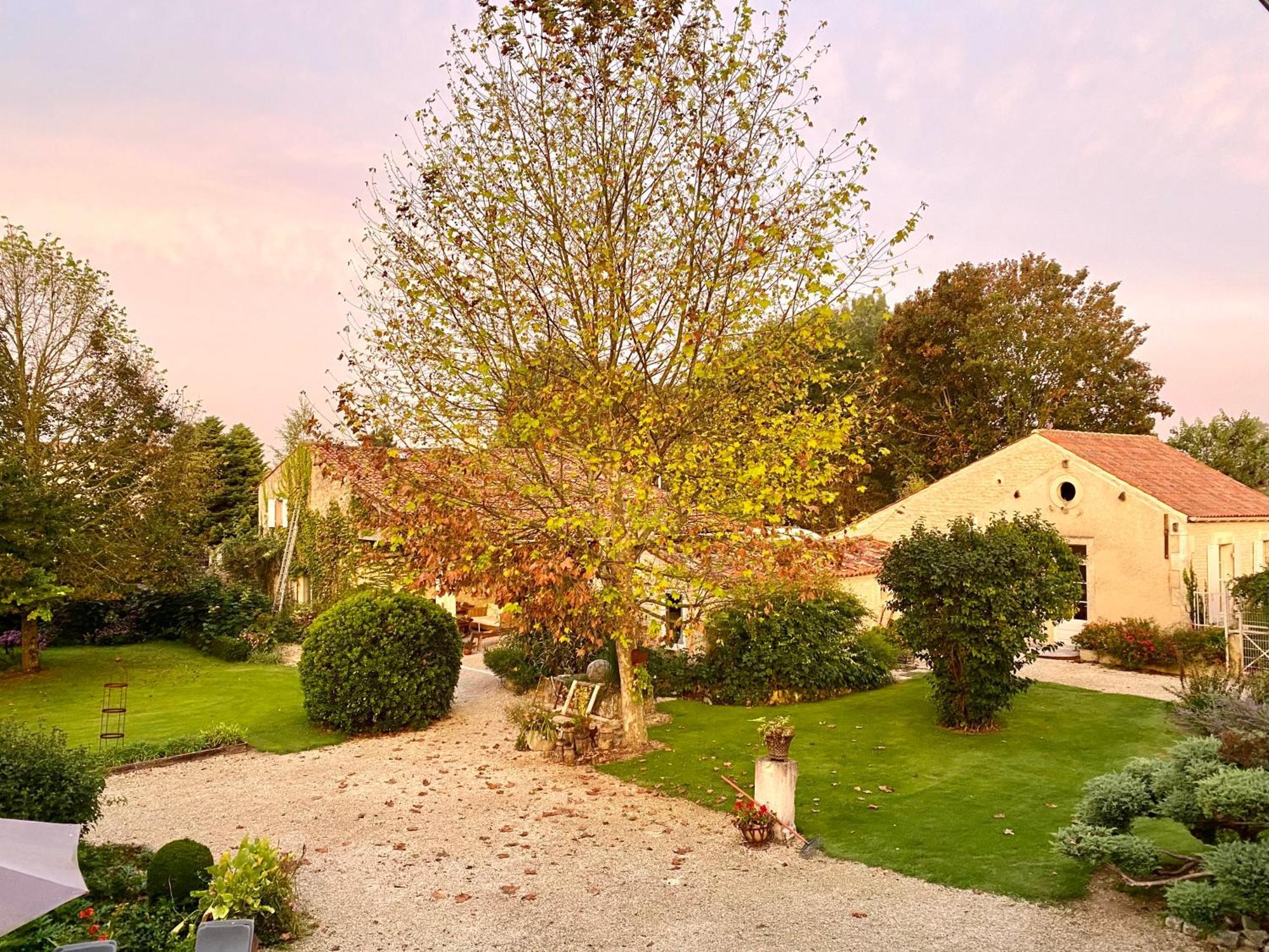 Aux Agapanthes, Chambres D'Hotes Charentaises De Charme Avec Piscine Aumagne Exterior foto