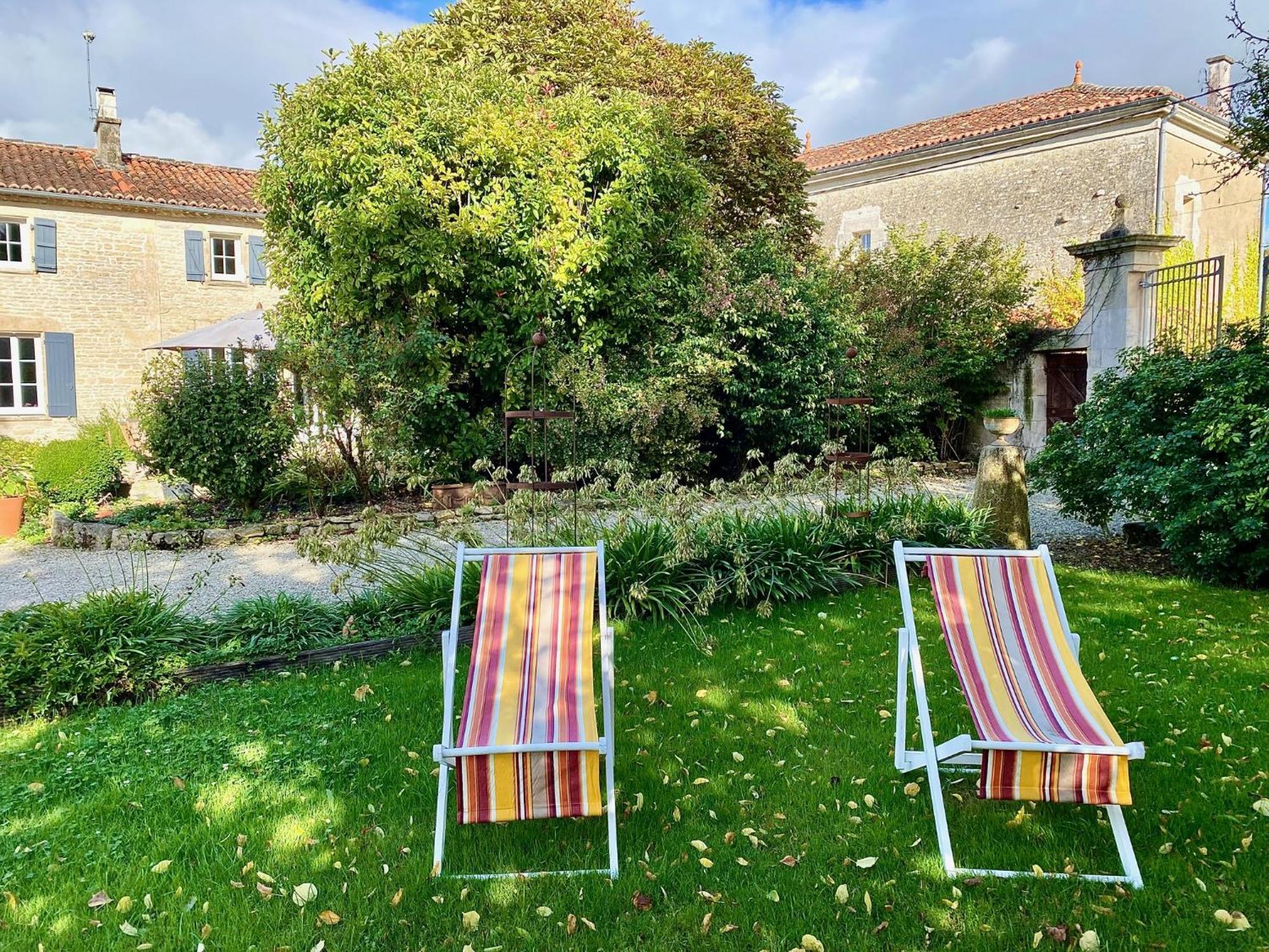 Aux Agapanthes, Chambres D'Hotes Charentaises De Charme Avec Piscine Aumagne Exterior foto