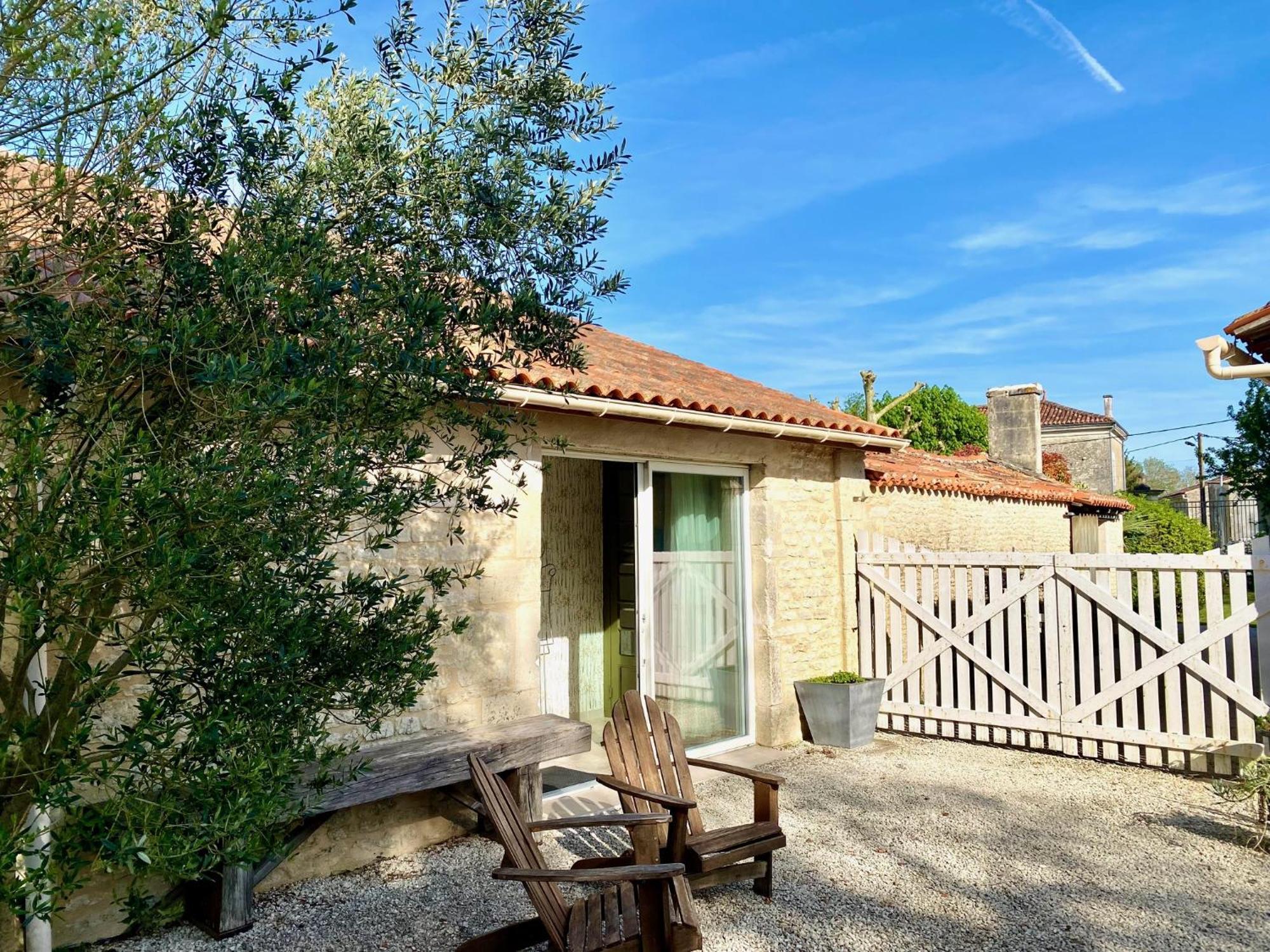Aux Agapanthes, Chambres D'Hotes Charentaises De Charme Avec Piscine Aumagne Exterior foto